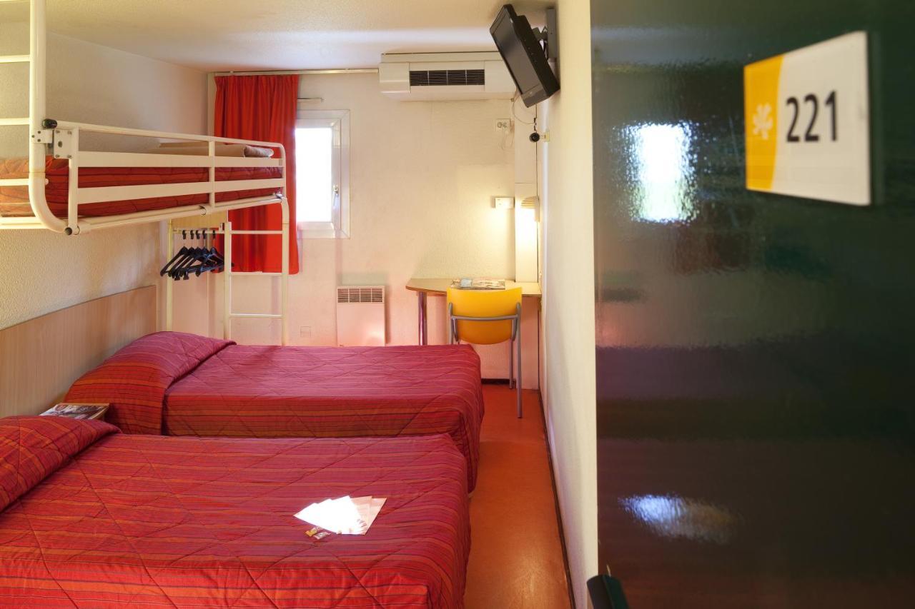 ホテル プルミエール クラッセ エヴルー エクステリア 写真 A typical room at a hotel