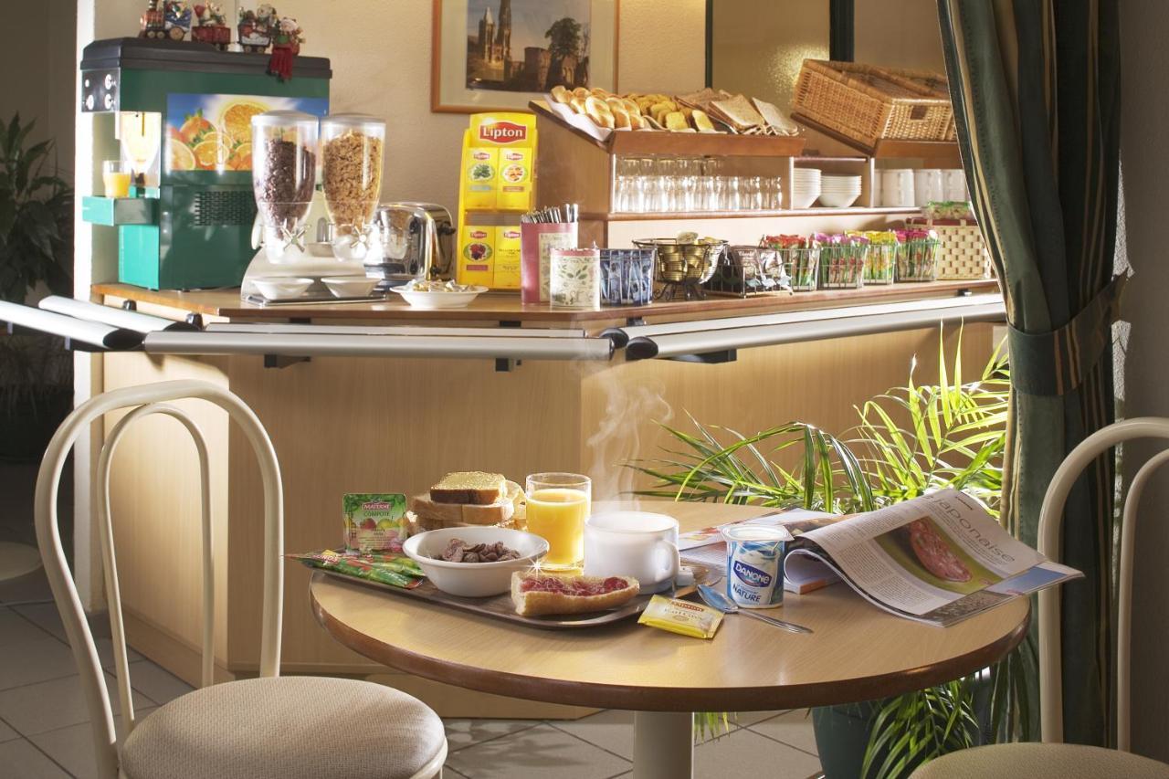 ホテル プルミエール クラッセ エヴルー エクステリア 写真 Breakfast at a hotel