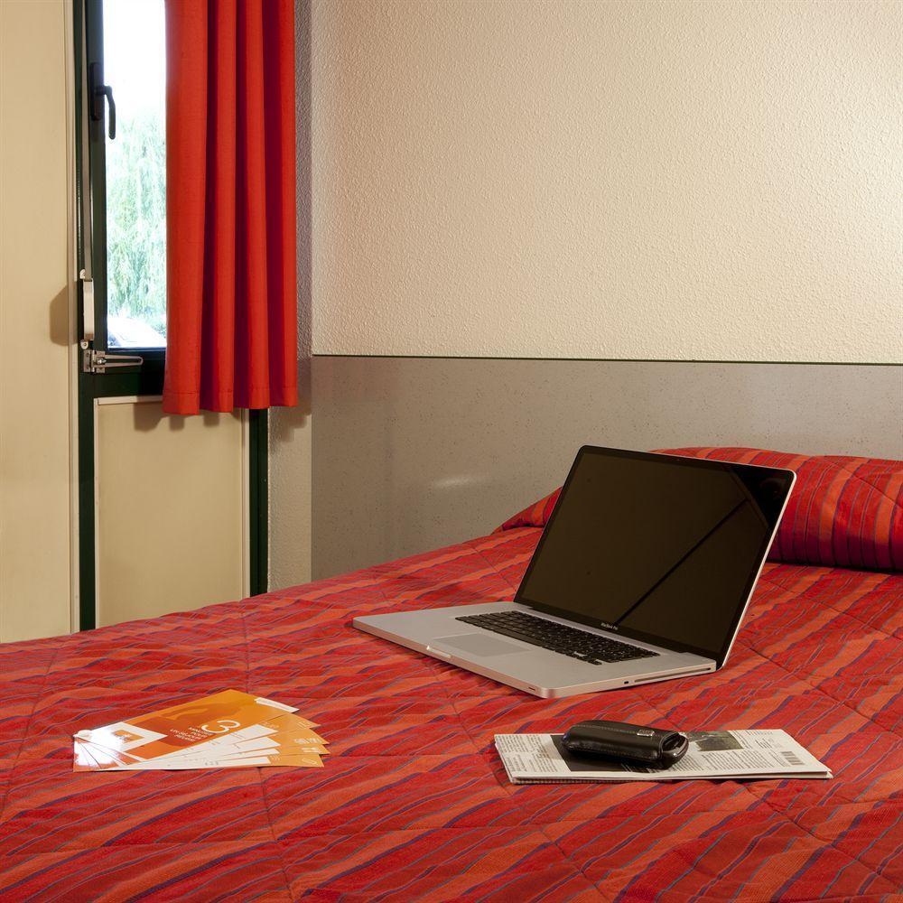 ホテル プルミエール クラッセ エヴルー エクステリア 写真 A typical room at a Campanile hotel