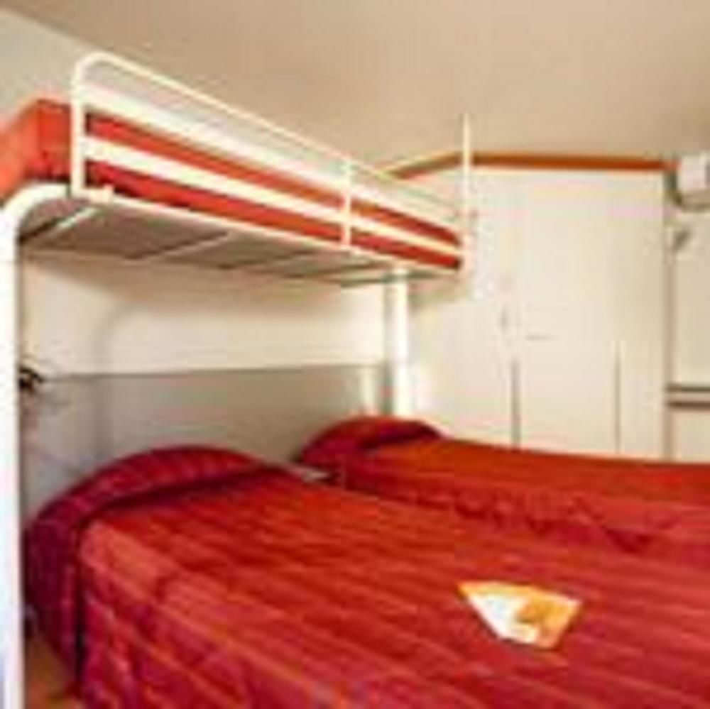 ホテル プルミエール クラッセ エヴルー エクステリア 写真 A bunk bed
