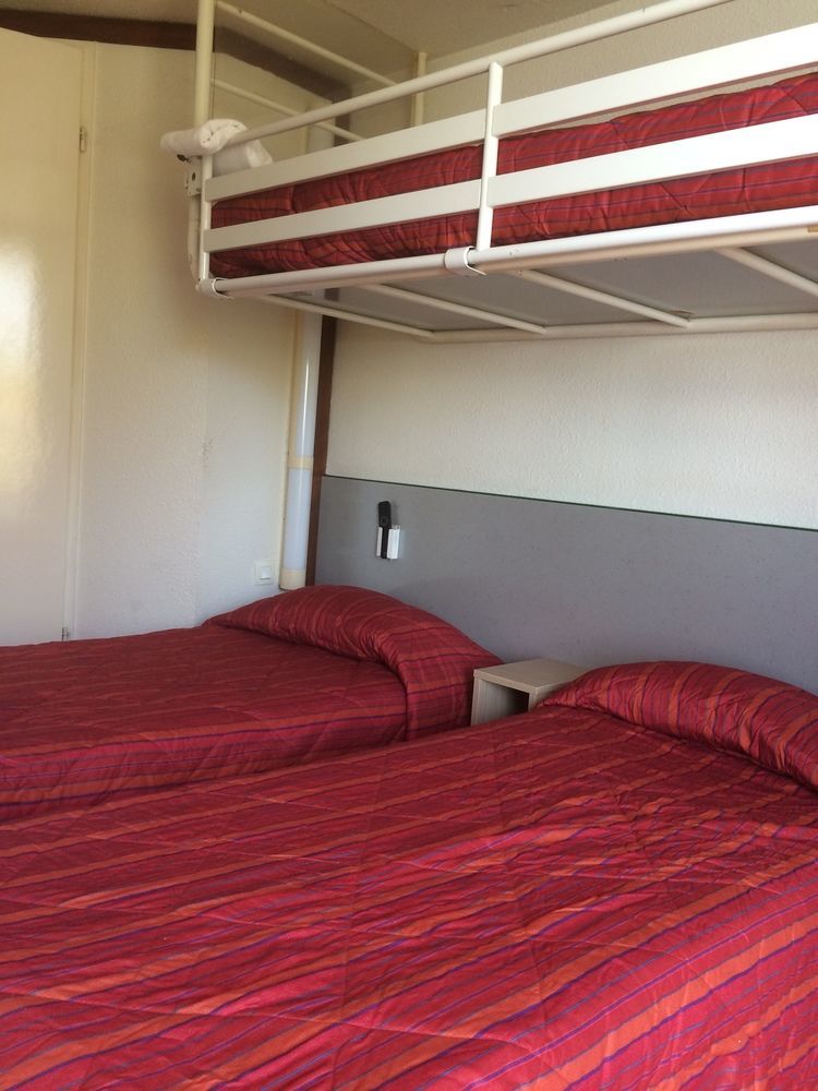 ホテル プルミエール クラッセ エヴルー エクステリア 写真 Bunk beds in a hotel room