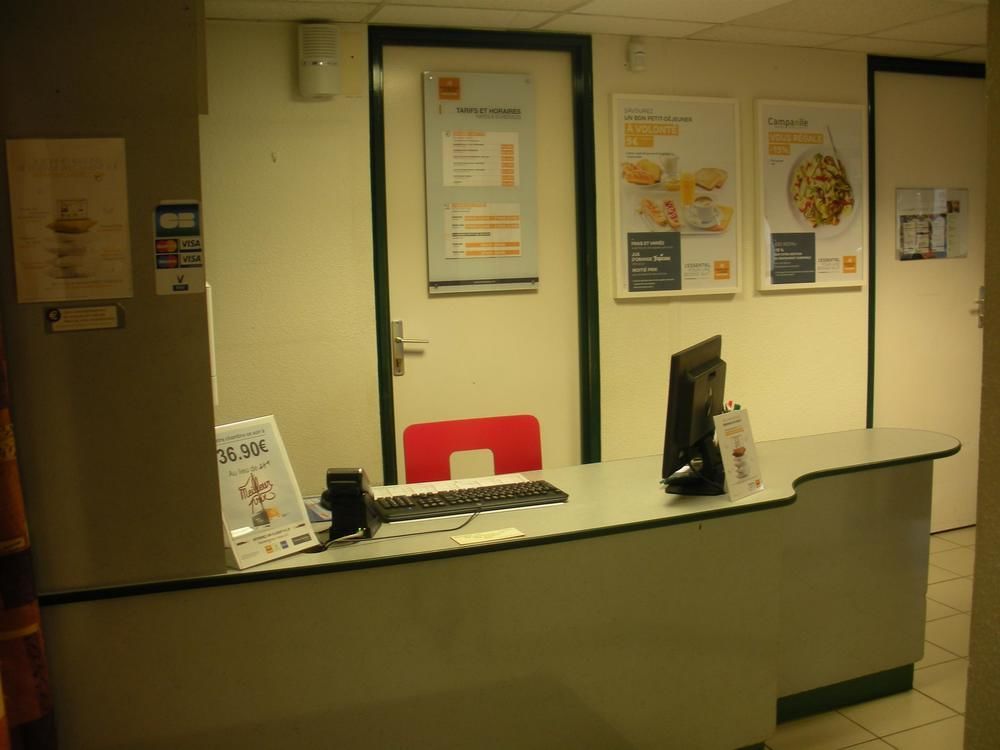 ホテル プルミエール クラッセ エヴルー エクステリア 写真 Reception desk at the University of Brighton