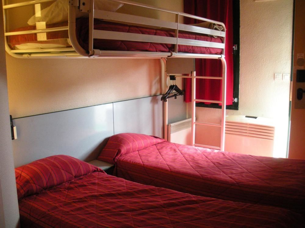 ホテル プルミエール クラッセ エヴルー エクステリア 写真 A typical room at a French Ibis budget hotel