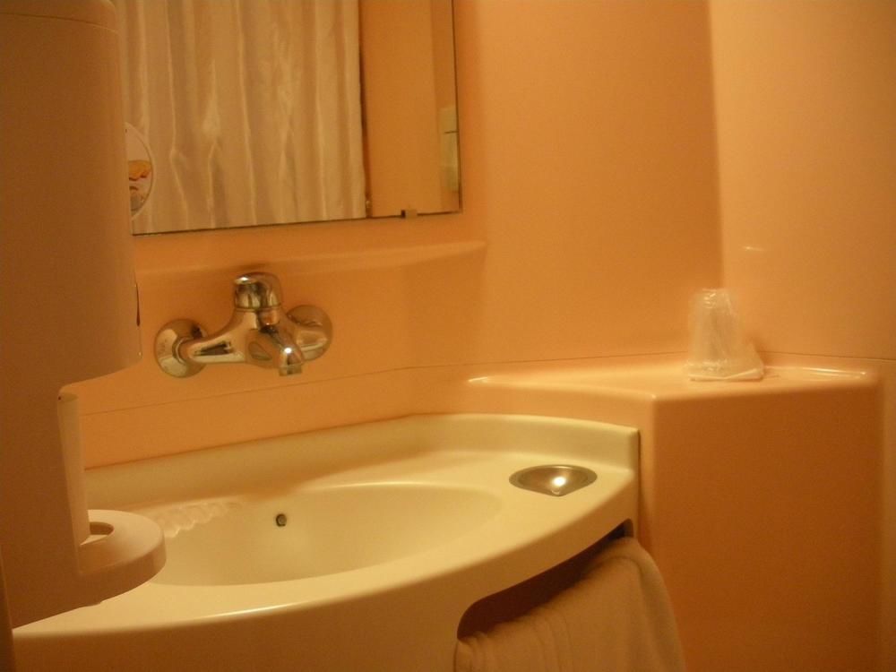 ホテル プルミエール クラッセ エヴルー エクステリア 写真 A washbasin