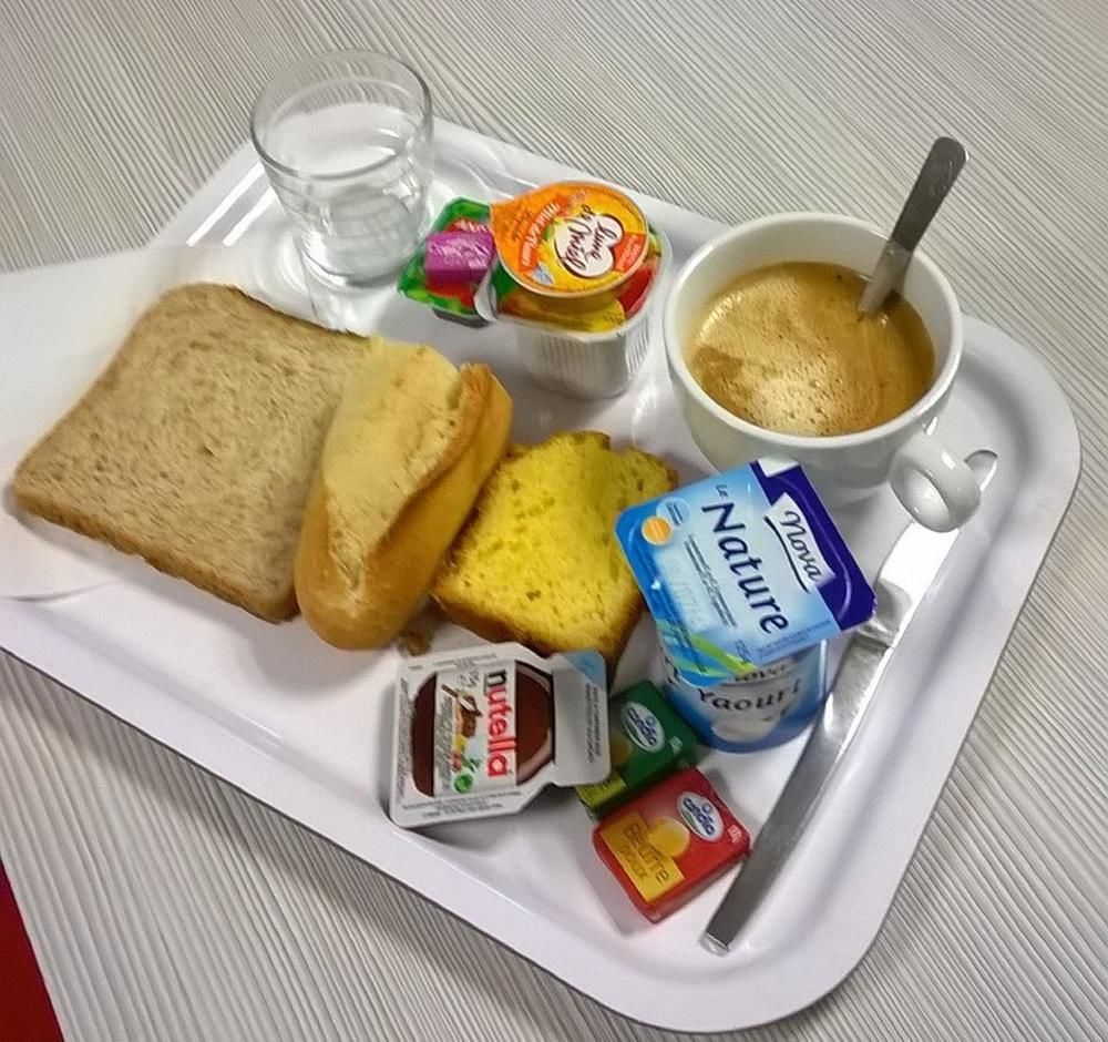 ホテル プルミエール クラッセ エヴルー エクステリア 写真 A typical breakfast in France