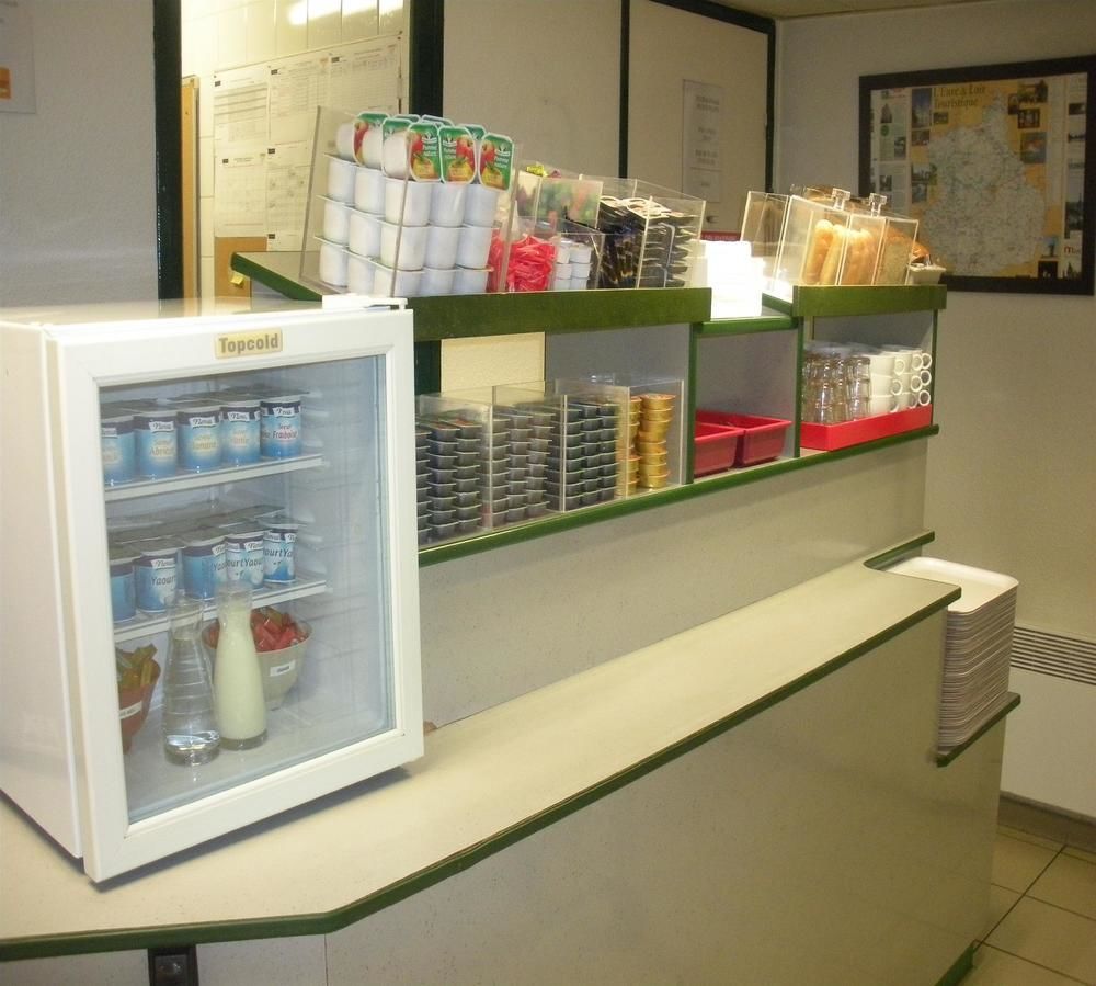 ホテル プルミエール クラッセ エヴルー エクステリア 写真 A counter refrigerator