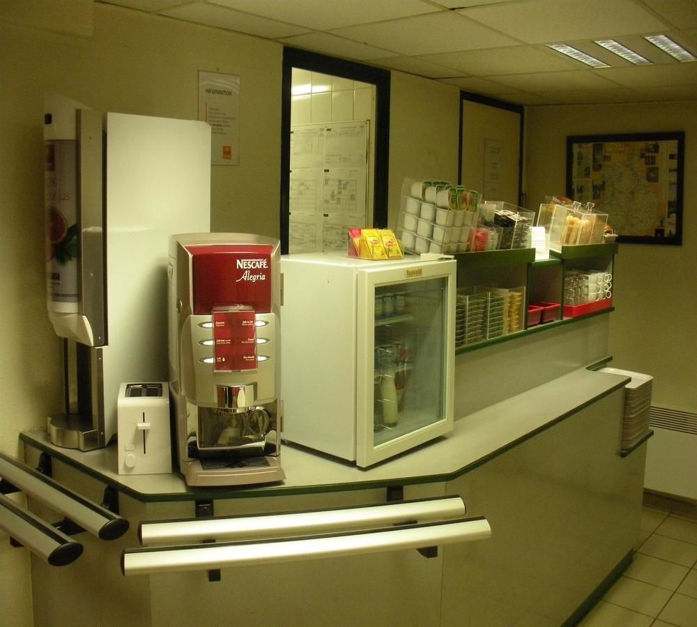 ホテル プルミエール クラッセ エヴルー エクステリア 写真 A coffee machine in a hospital
