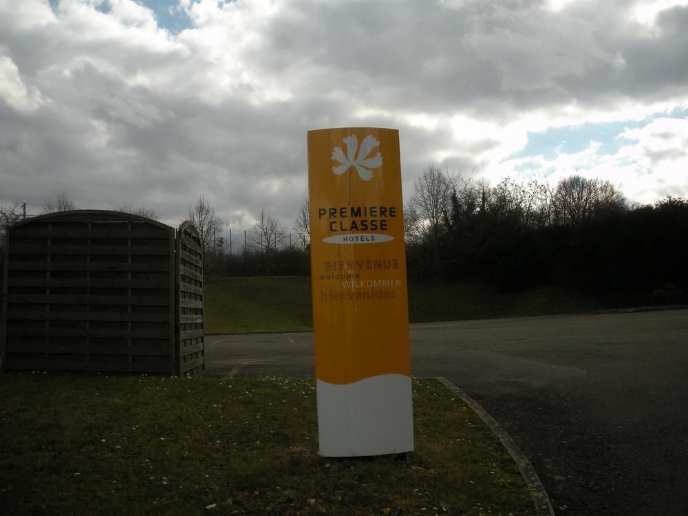 ホテル プルミエール クラッセ エヴルー エクステリア 写真 Entrance to the school