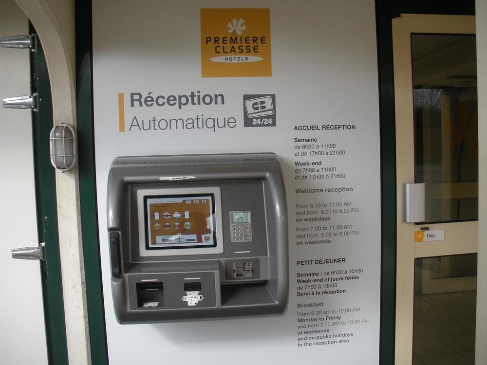 ホテル プルミエール クラッセ エヴルー エクステリア 写真 An automated hotel check-in machine