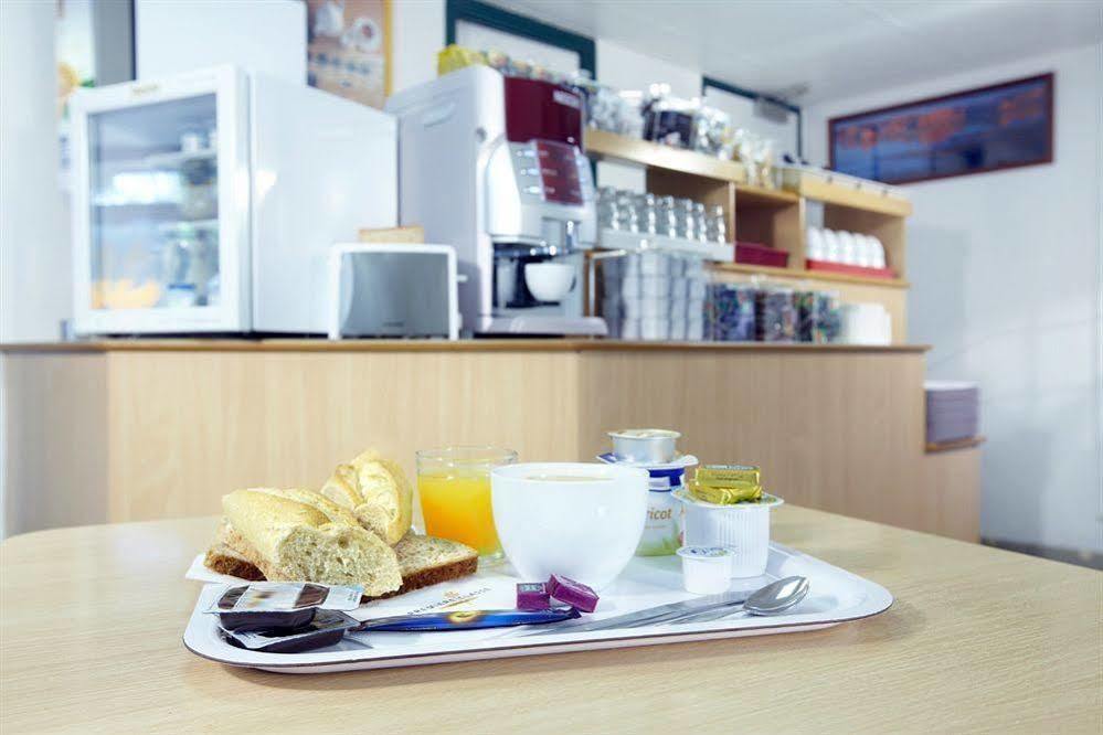 ホテル プルミエール クラッセ エヴルー エクステリア 写真 A typical breakfast at a German hotel
