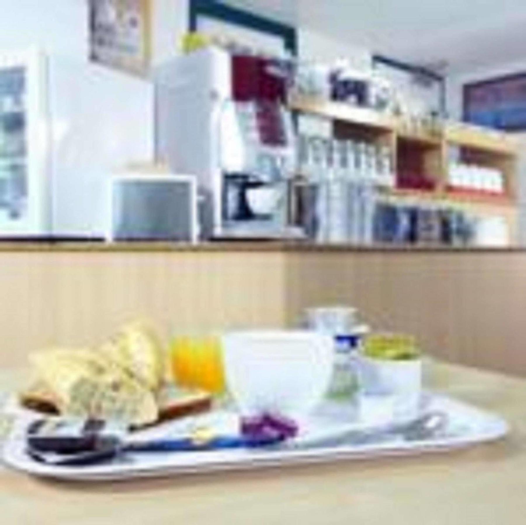 ホテル プルミエール クラッセ エヴルー エクステリア 写真 A typical meal at a hospital