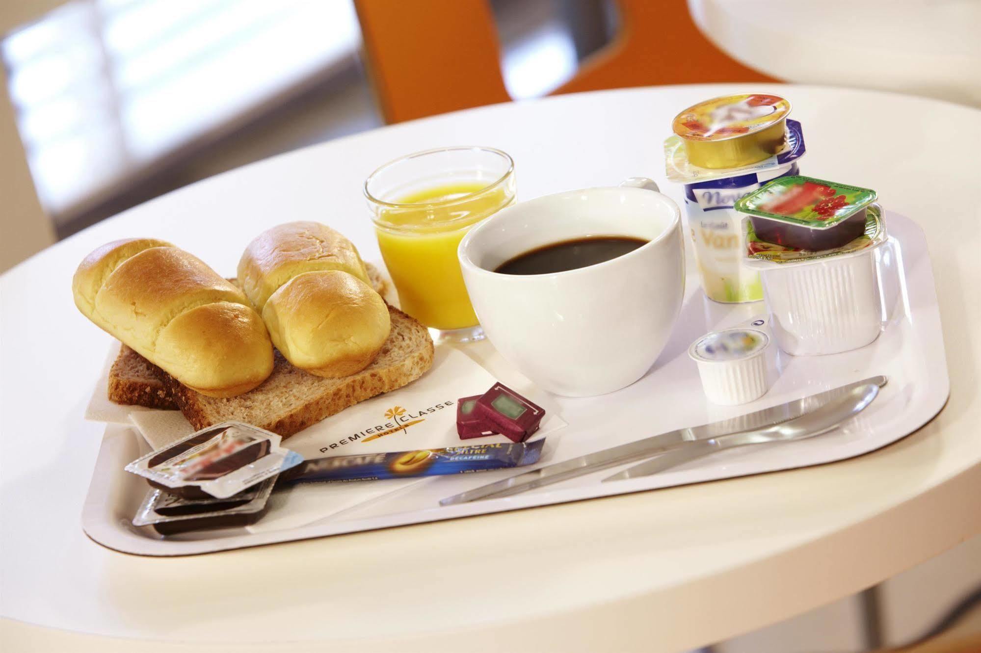 ホテル プルミエール クラッセ エヴルー エクステリア 写真 A typical breakfast