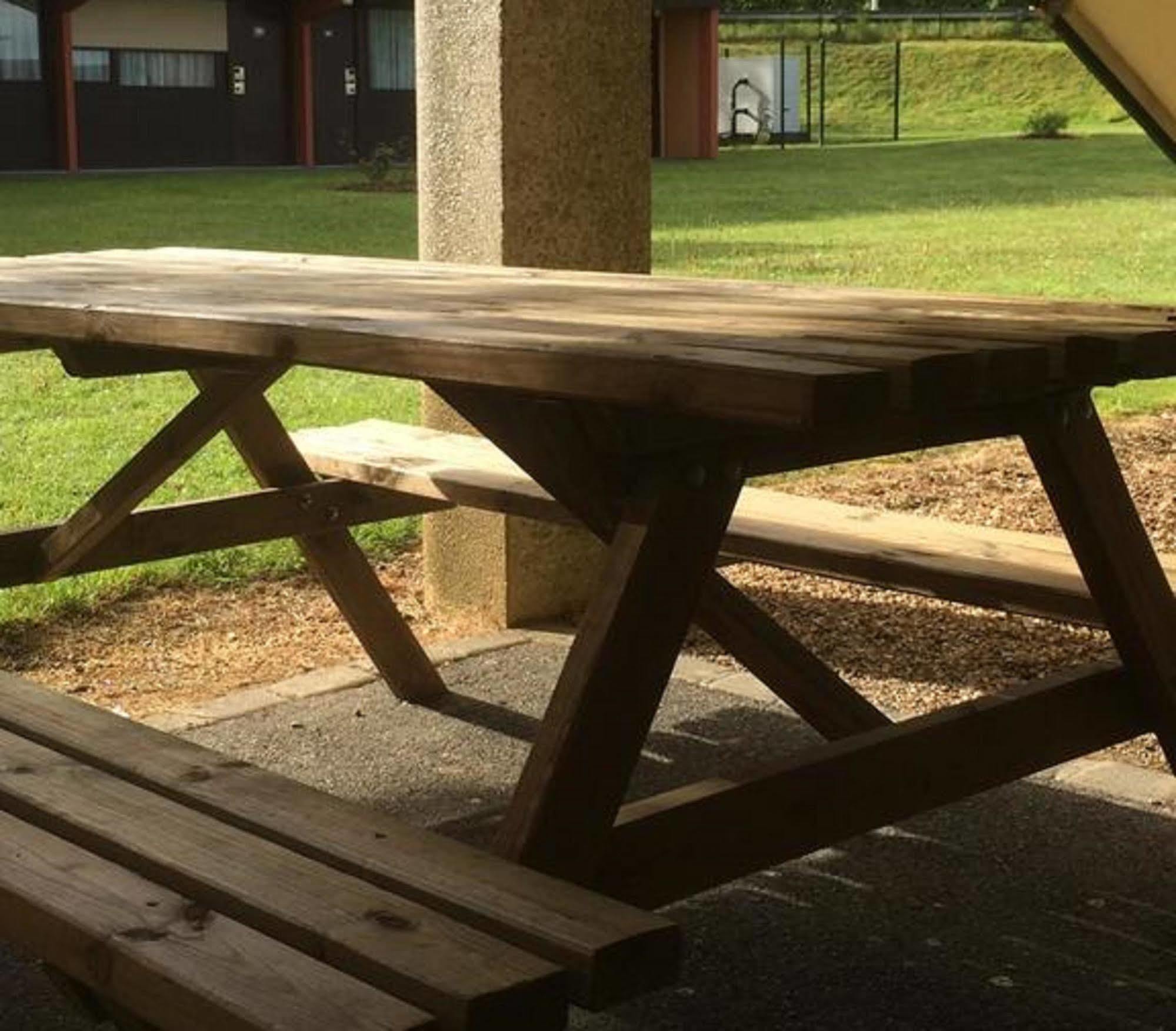 ホテル プルミエール クラッセ エヴルー エクステリア 写真 A picnic table