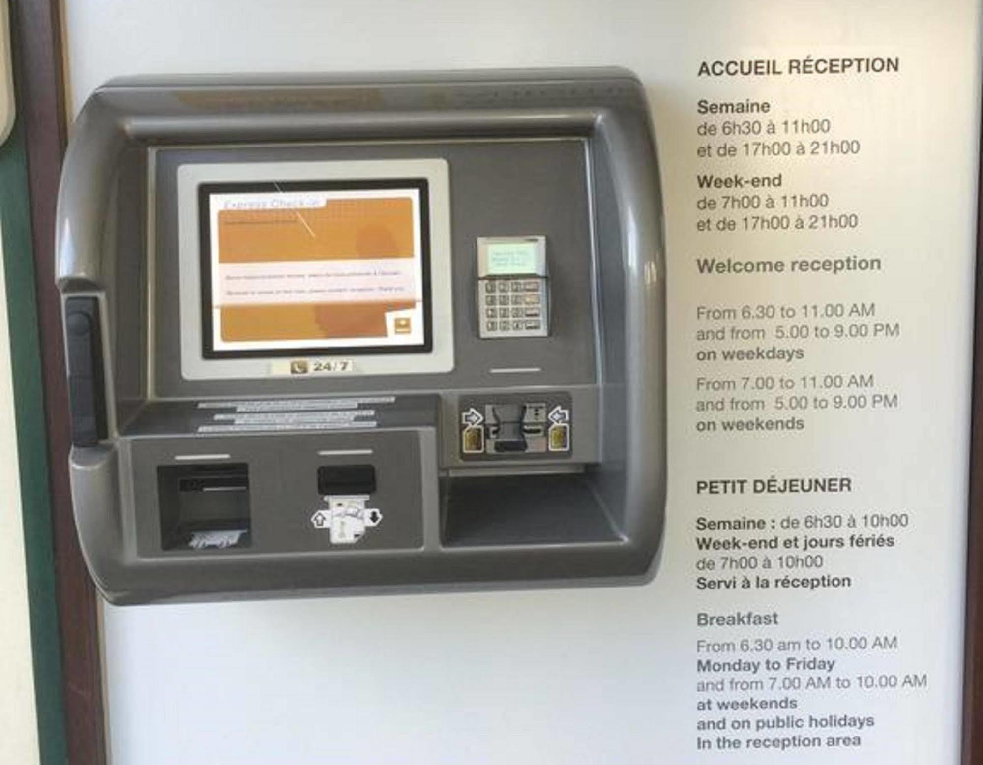 ホテル プルミエール クラッセ エヴルー エクステリア 写真 A self-service kiosk at the reception area of a hotel