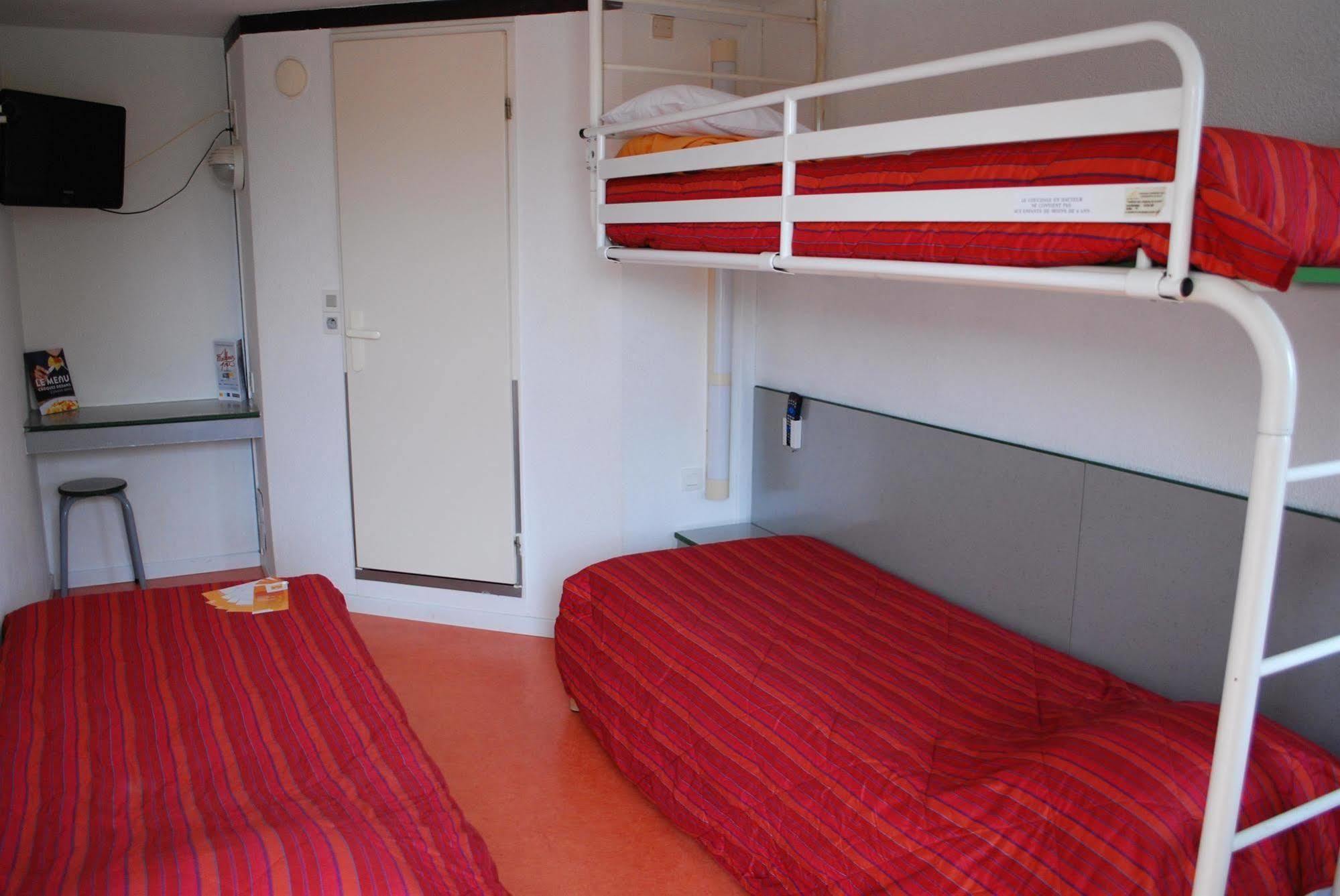 ホテル プルミエール クラッセ エヴルー エクステリア 写真 A typical room at a youth hostel