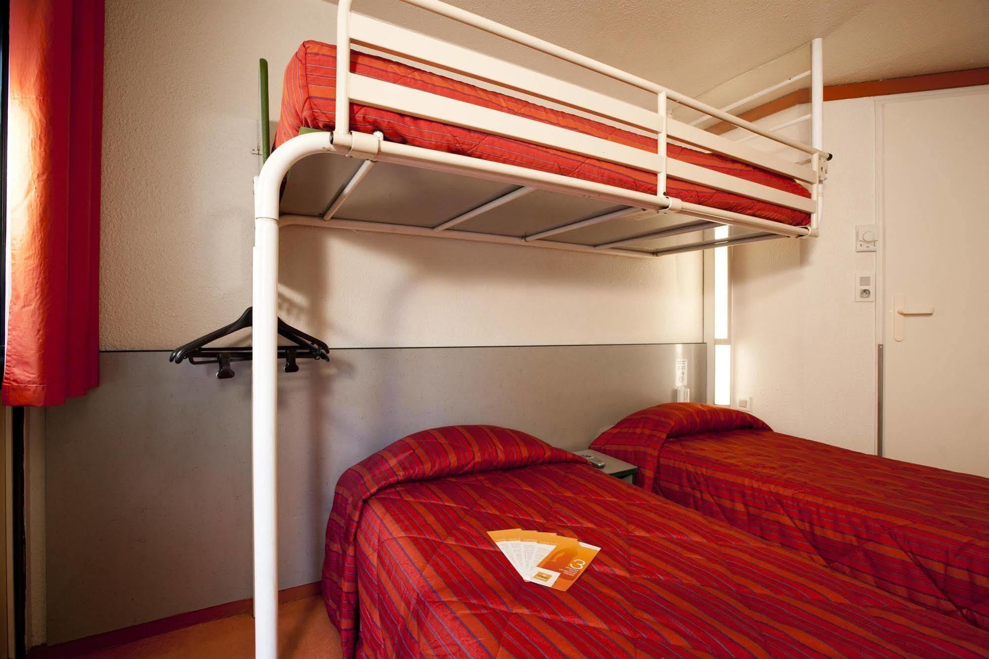 ホテル プルミエール クラッセ エヴルー エクステリア 写真 A typical room at a Campanile hotel