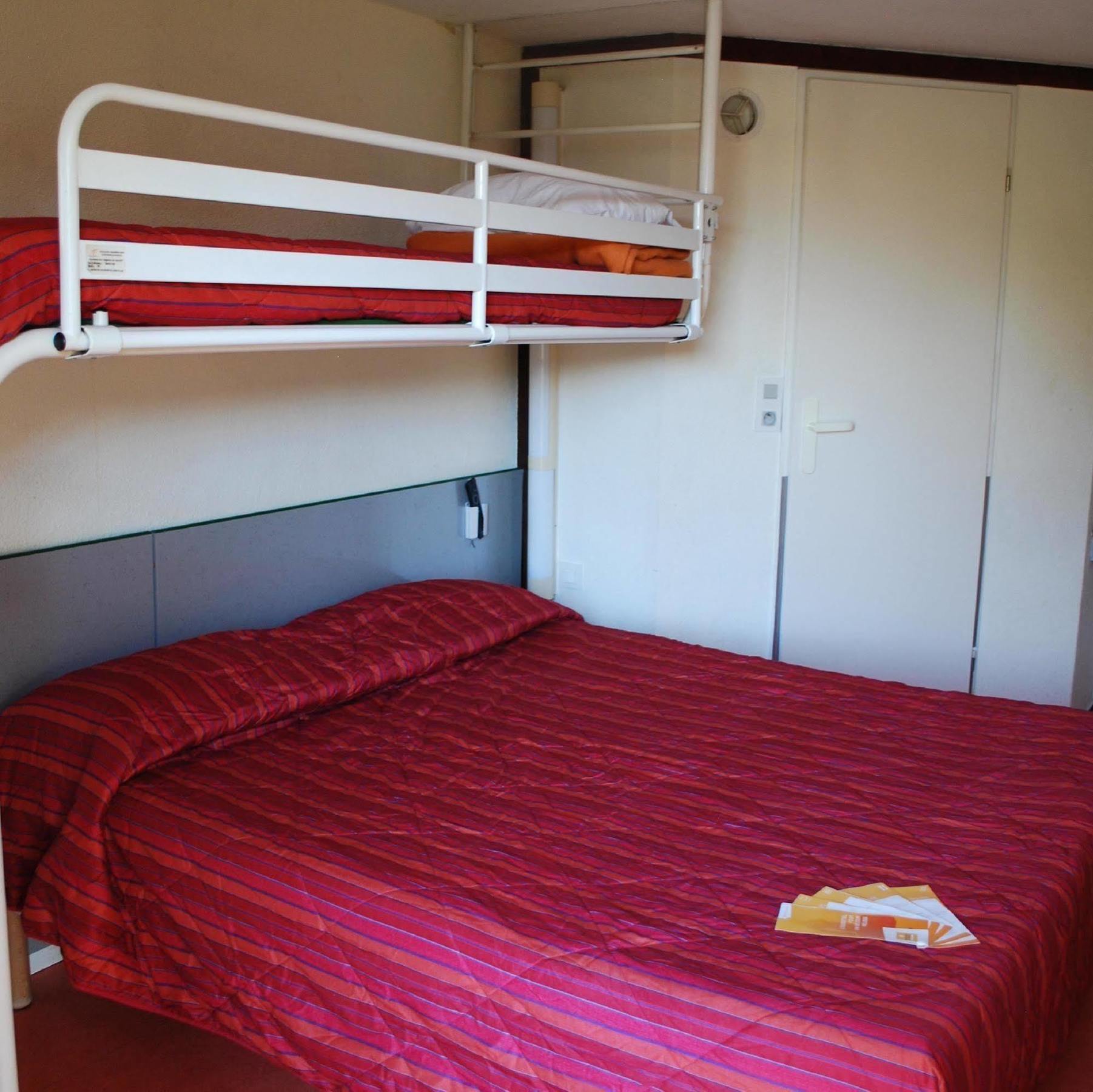 ホテル プルミエール クラッセ エヴルー エクステリア 写真 A bunk bed in a hotel room