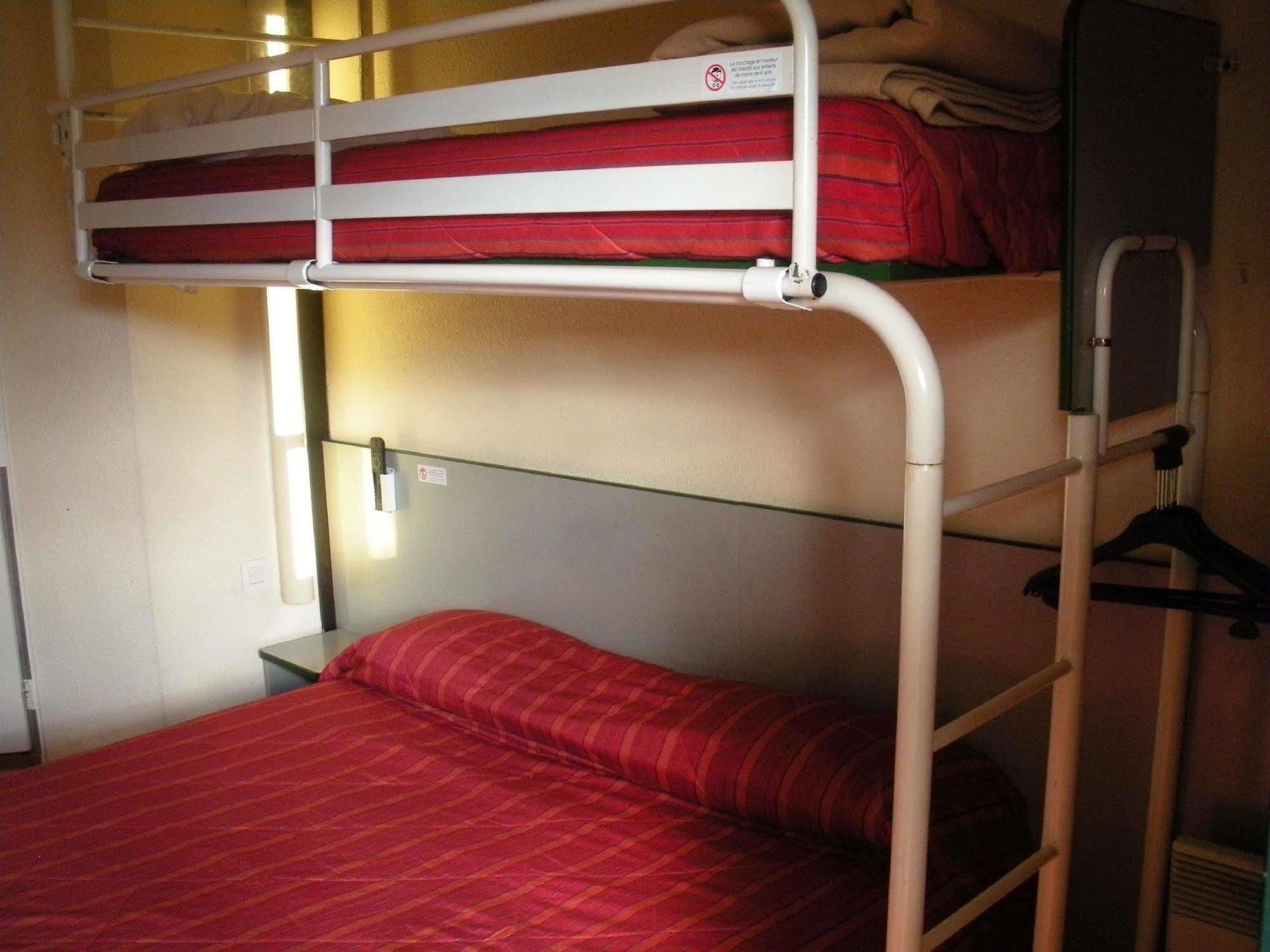 ホテル プルミエール クラッセ エヴルー エクステリア 写真 A bunk bed