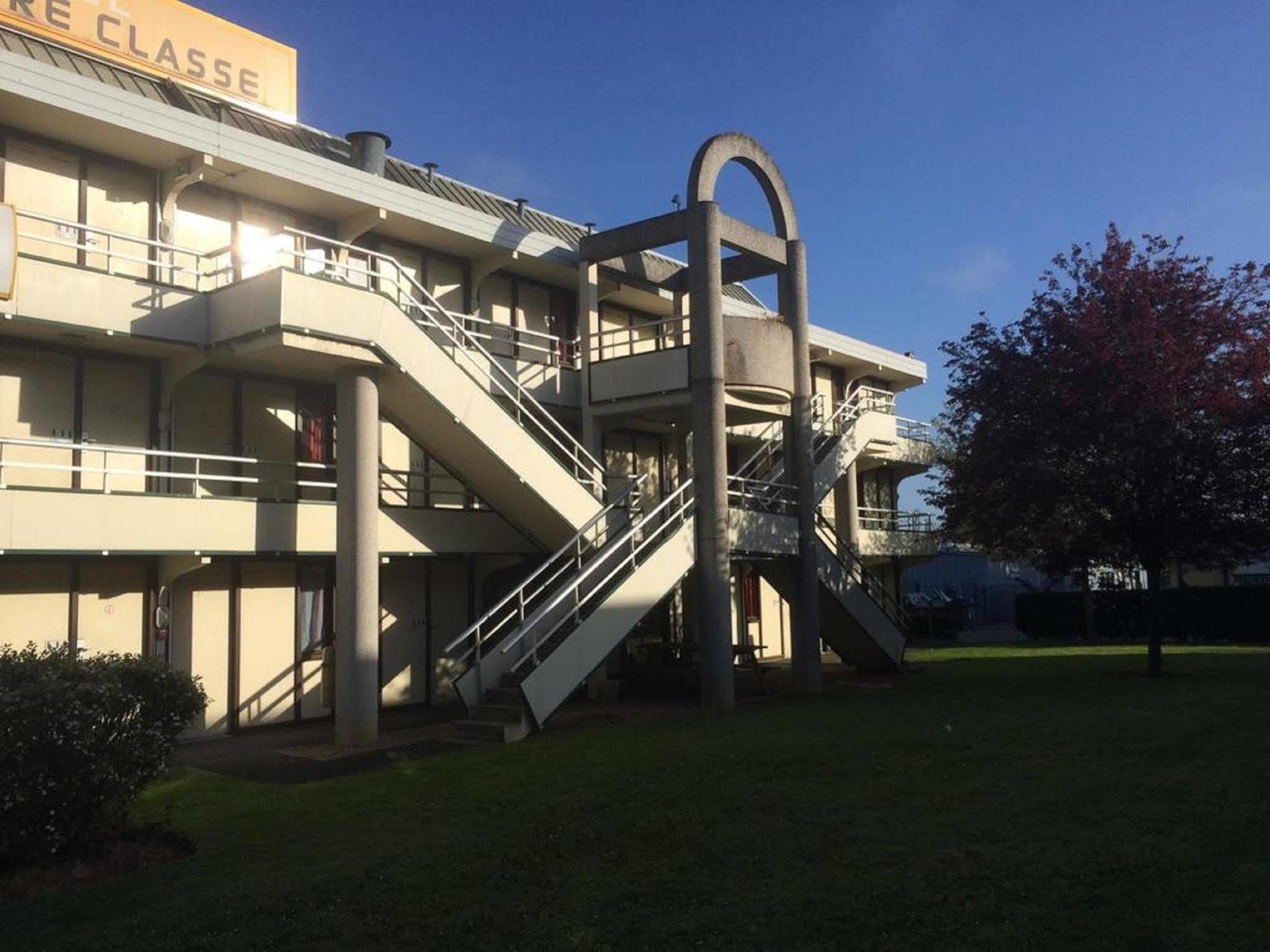 ホテル プルミエール クラッセ エヴルー エクステリア 写真 The main building of the school
